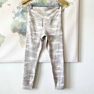 Athleta Leggings Elation 7/8 Tight Beige Taupe Camo Compression Size Small